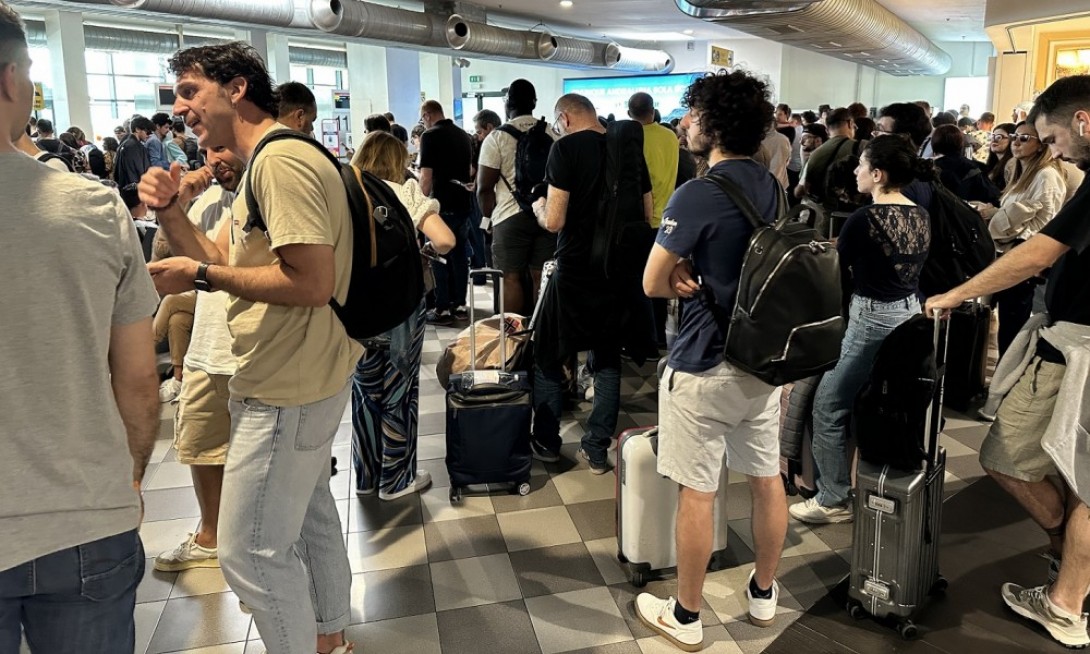 passeggeri bloccati in aeroporto